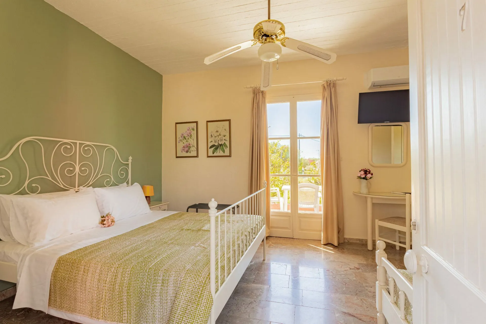 Villehardouin - Dreibett Studio Gartenblick