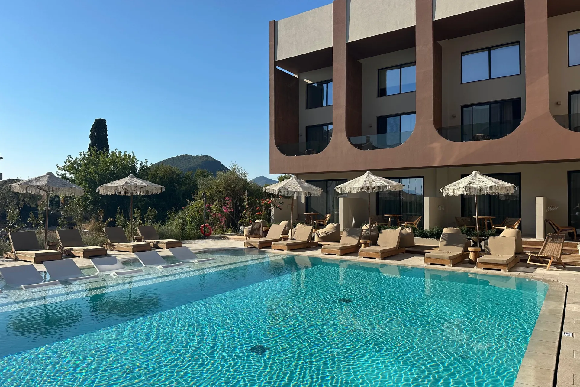 Aethra Hotel & Suites