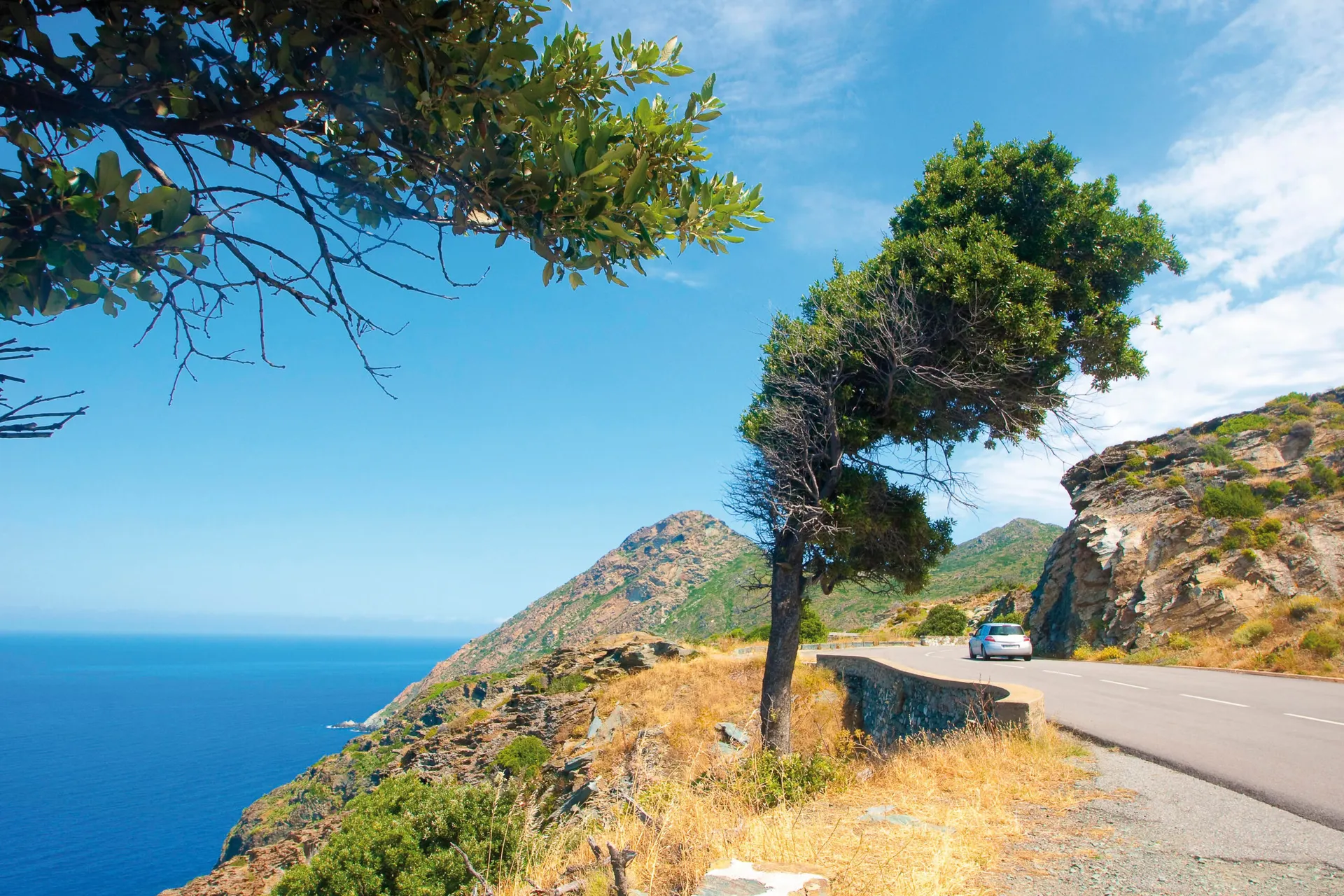 Auto an der Küstenstraße auf der Insel Korsika