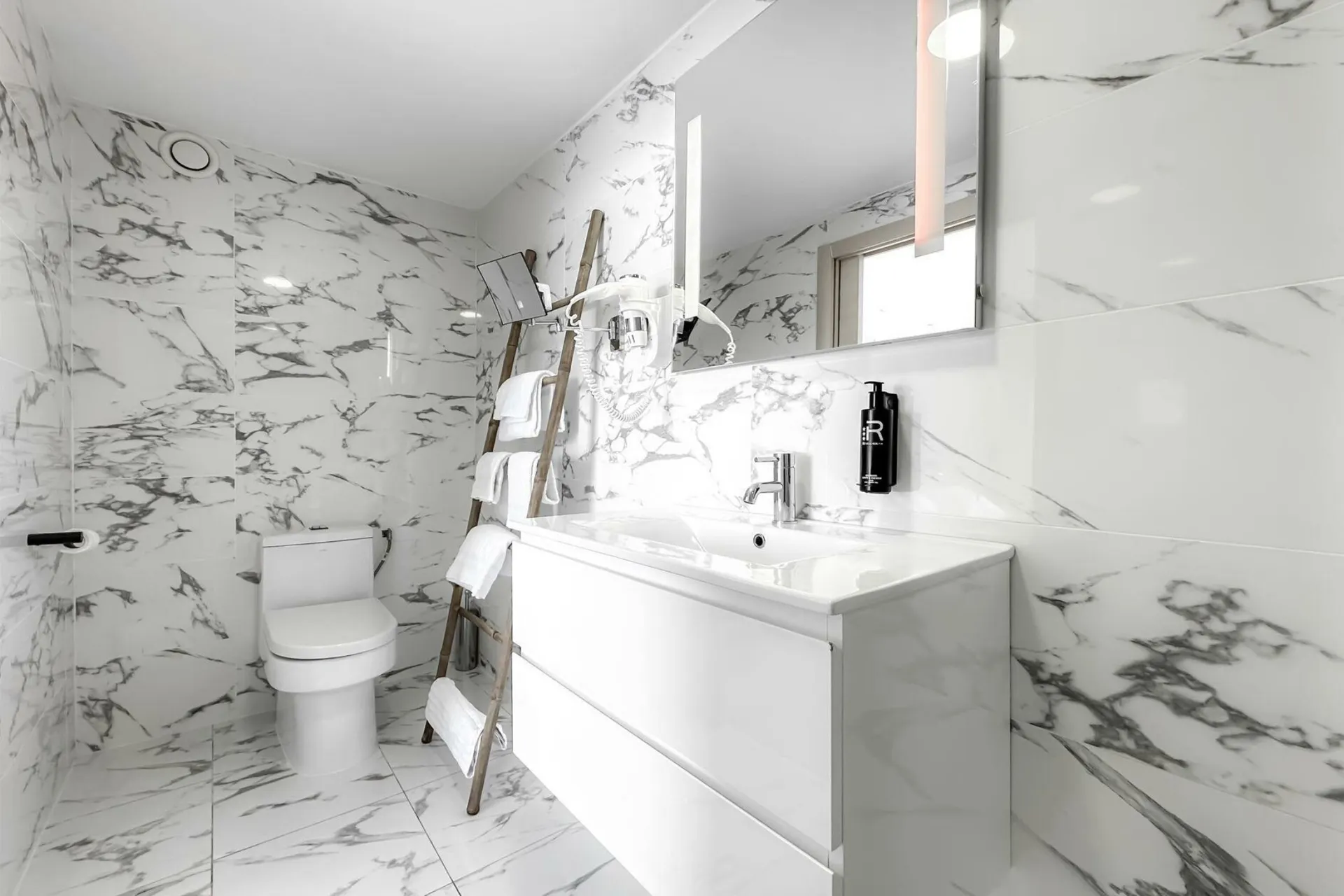 Hotel Villa R - Doppelzimmer Poolblick